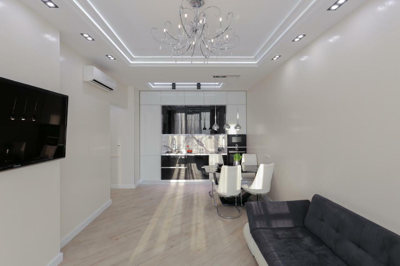 Black&White Apartment In Smart Plaza Kiew Exterior foto