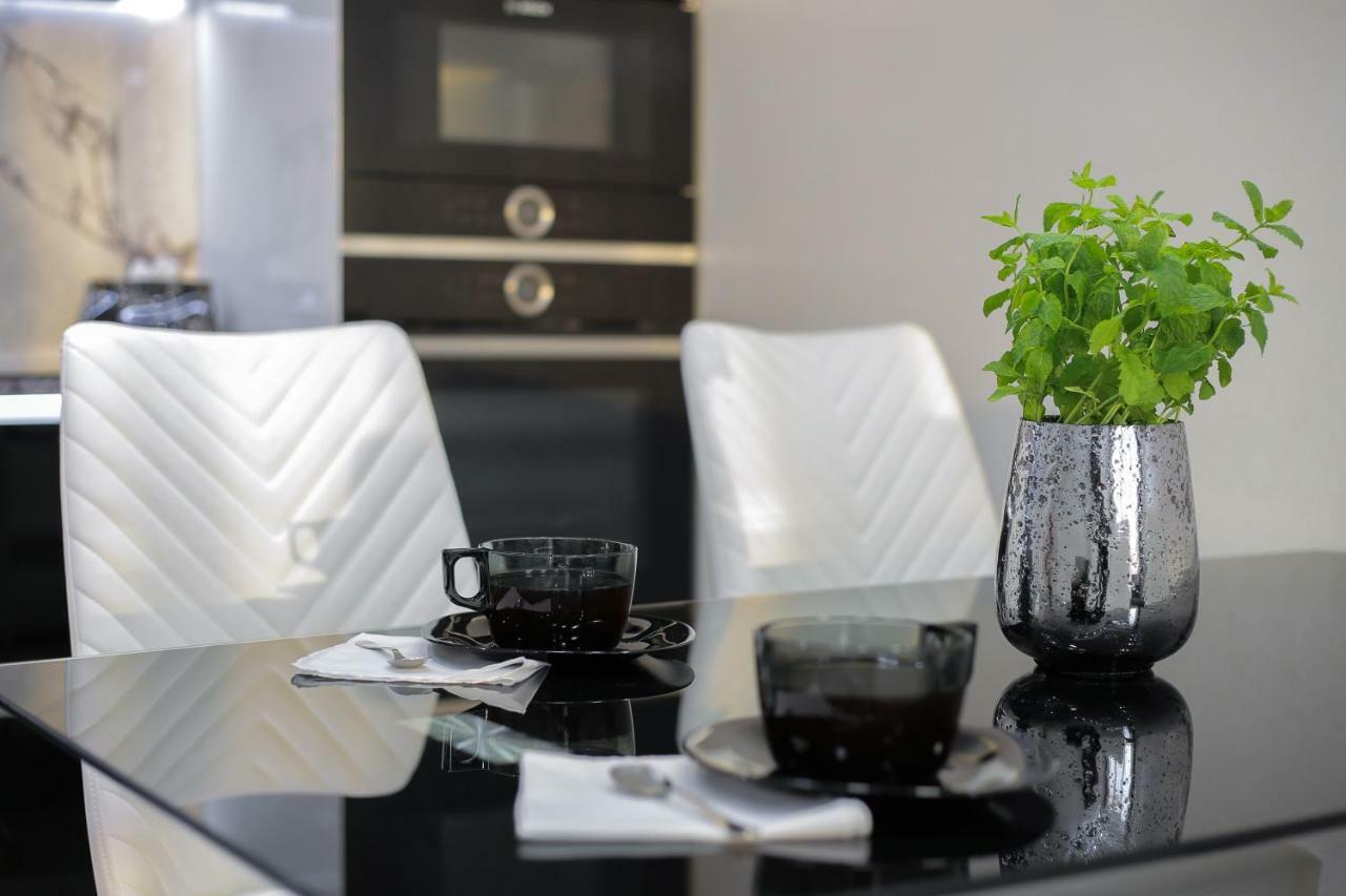 Black&White Apartment In Smart Plaza Kiew Exterior foto