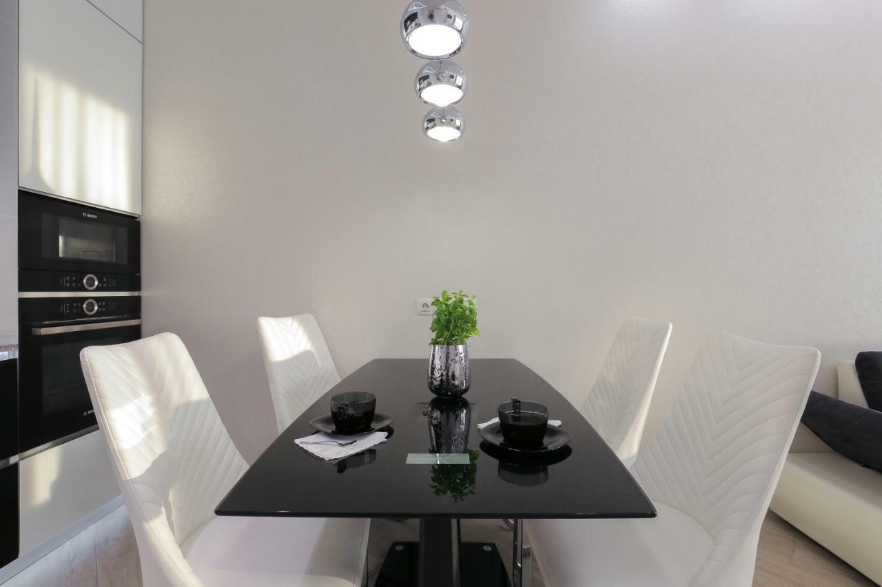 Black&White Apartment In Smart Plaza Kiew Exterior foto